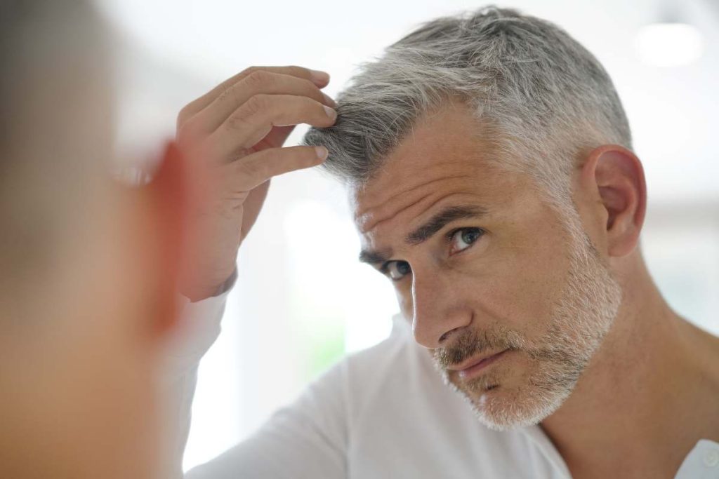 Strappare i capelli bianchi può farne crescere altri? Consigli su cosa fare