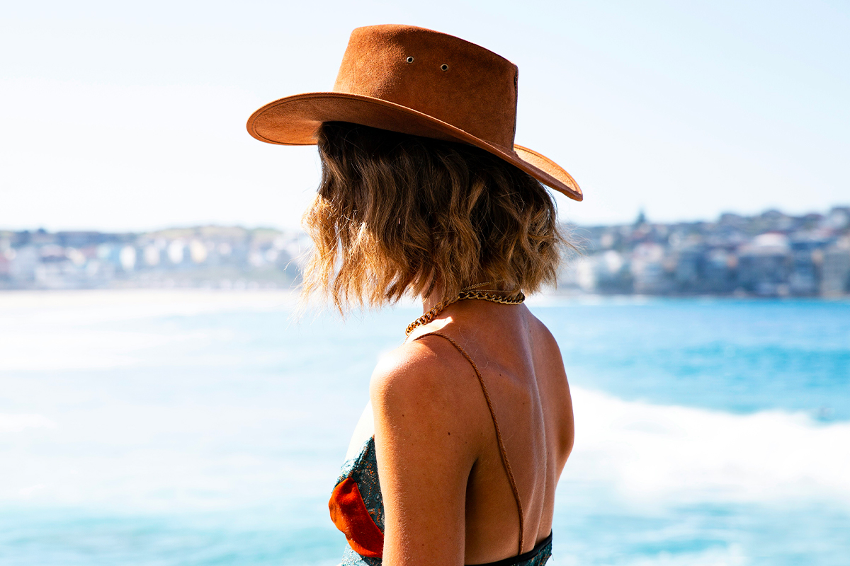 Proteggi i tuoi capelli in estate: i consigli per prevenire danni da sole e mare