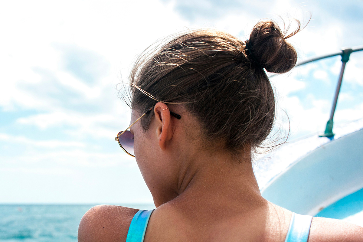 Proteggi i tuoi capelli in estate: i consigli per prevenire danni da sole e mare
