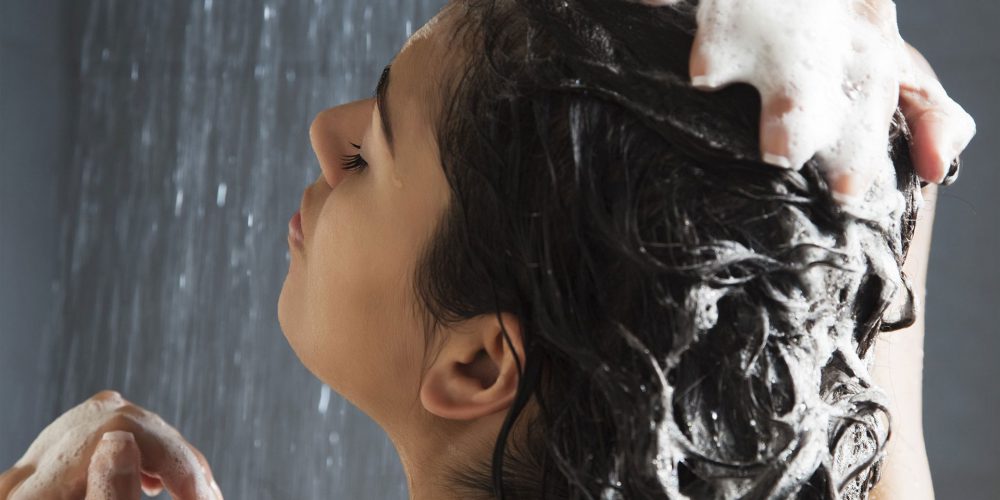 Mantenere i capelli puliti a lungo: ecco le abitudini da evitare