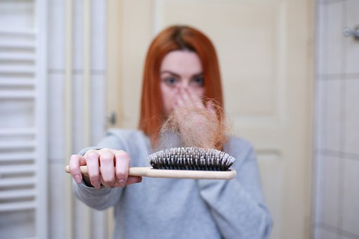 sognare caduta di capelli